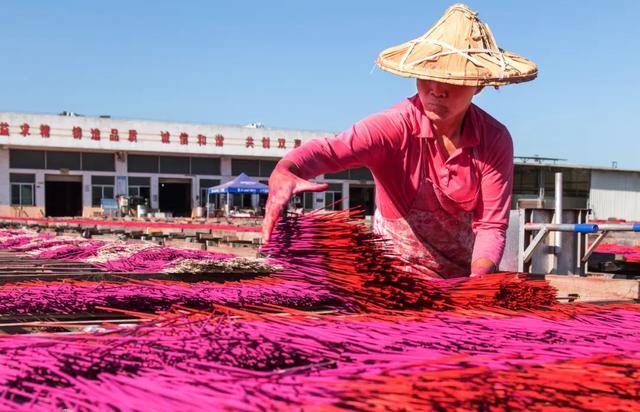 都”指尖技艺如何“燃动”指尖经济AG真人国际百亿产业！看“中国香(图2)